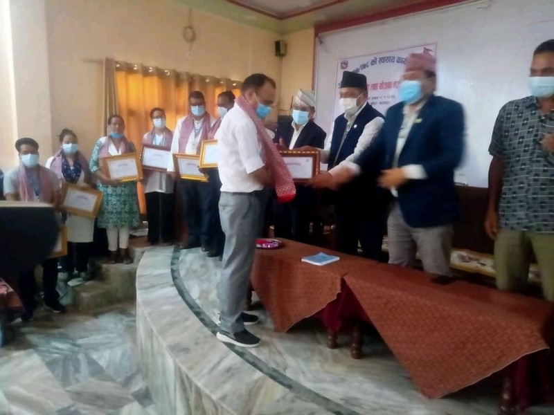 कोभिड नियन्त्रणमा महत्त्वपूर्ण भूमिका निर्वाह गरे बापत ईशान मेमोरियल अस्पताललाई सम्मान